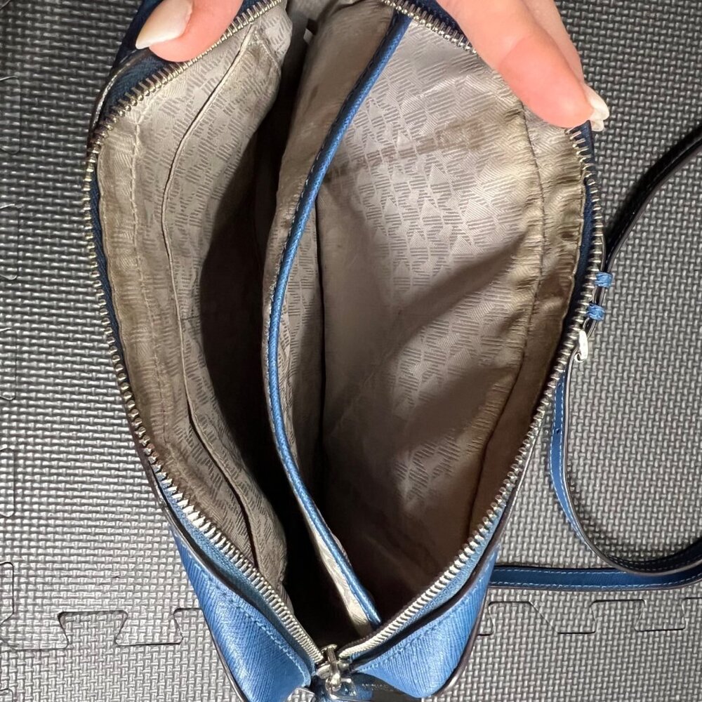 Michael Kors Blue Chevron Crossbody Bag With Chain Strap & Spacious Interior - Picture 4 of 4